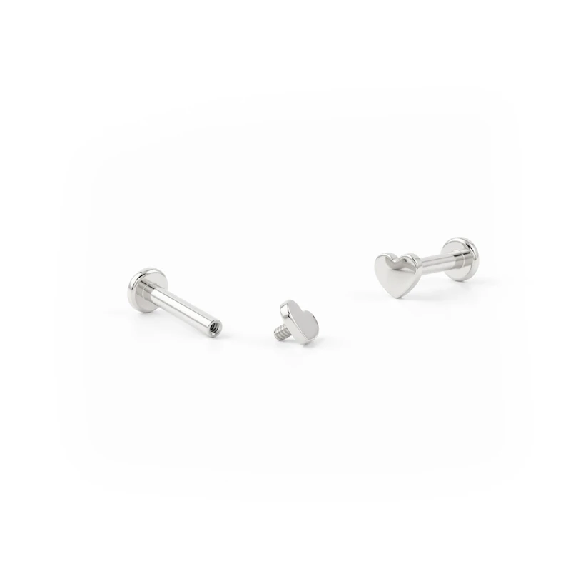 Labret af titanium med indvendigt gevind og forskellige designs