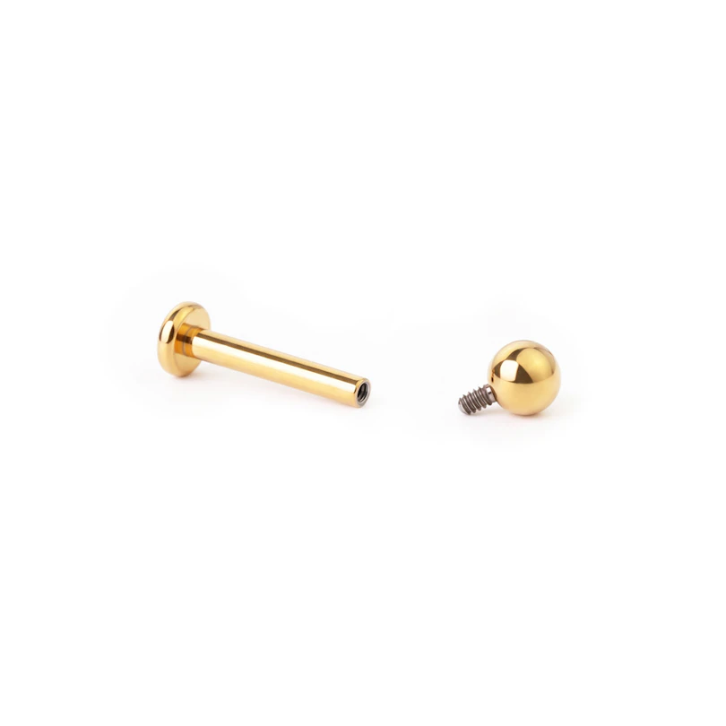 Labret af farvet titanium med indvendigt gevind