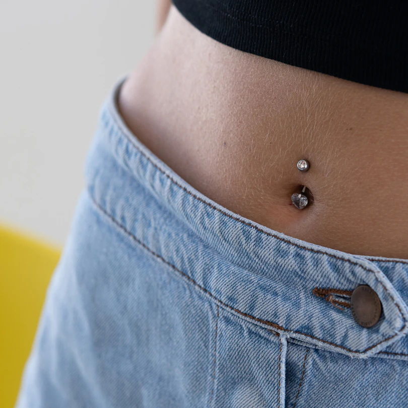 Navlepiercing med hjertesten