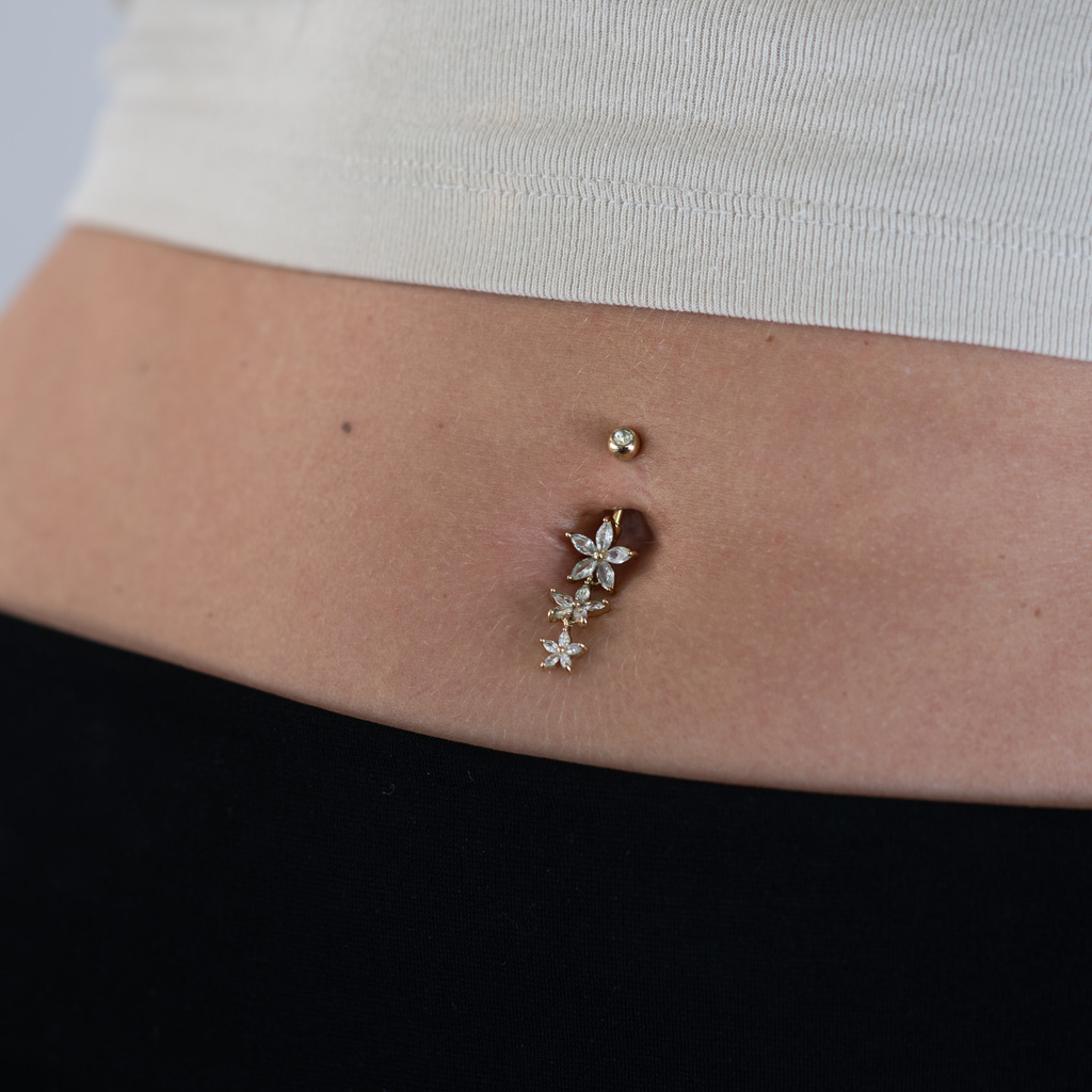 Navlepiercing med tre marquise-blomster i vedhæng