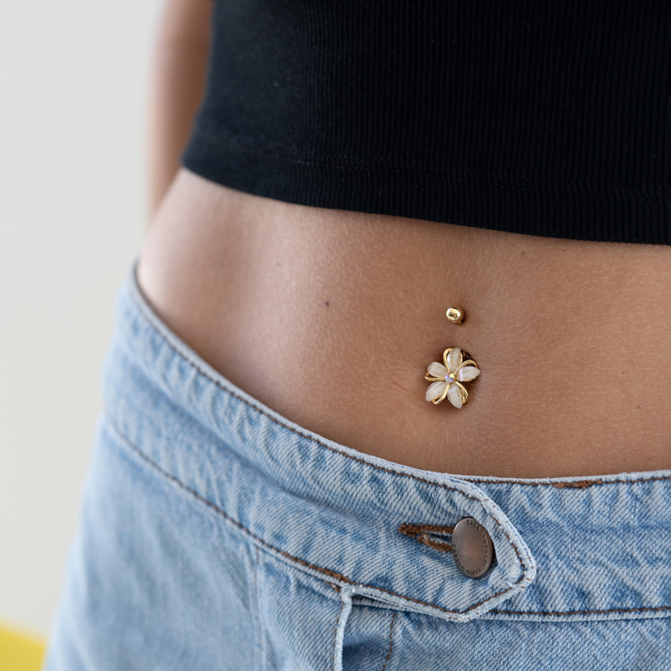 Navlepiercing med blomst