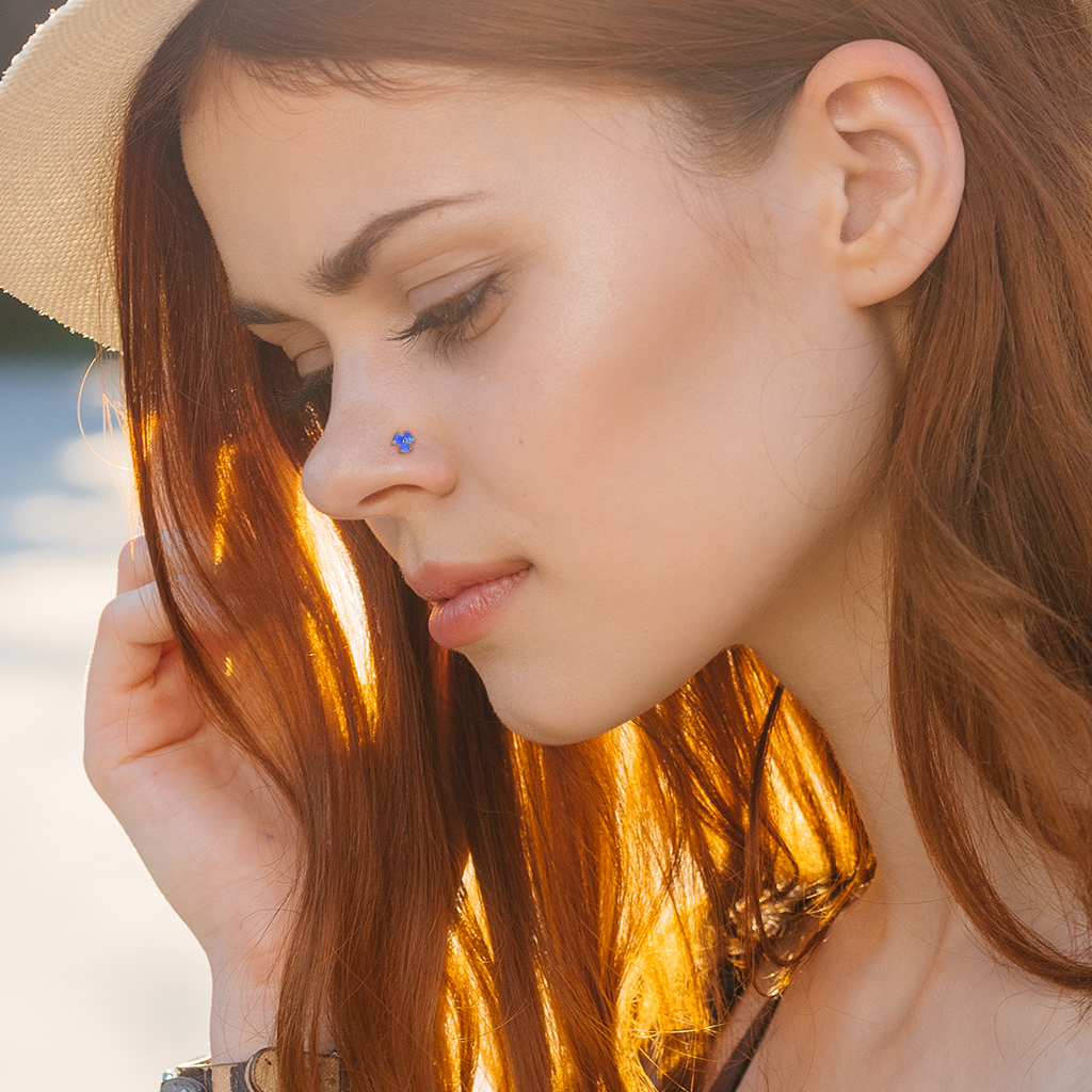 Næsepiercing af 14 karat guld med tre opalsten