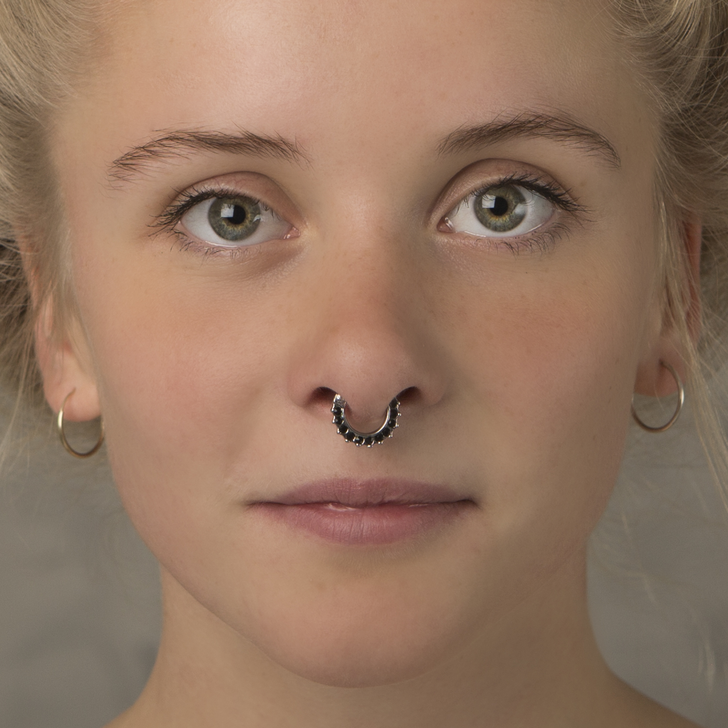 Septumpiercing med stenbesat kant