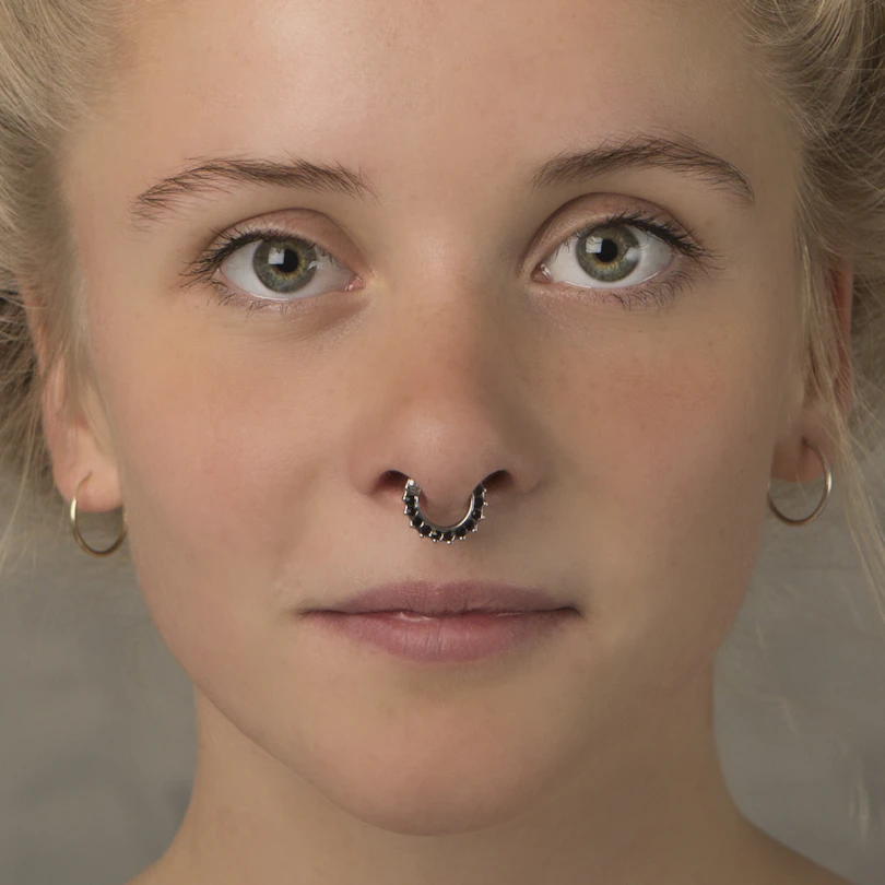 Septumpiercing med stenbesat kant
