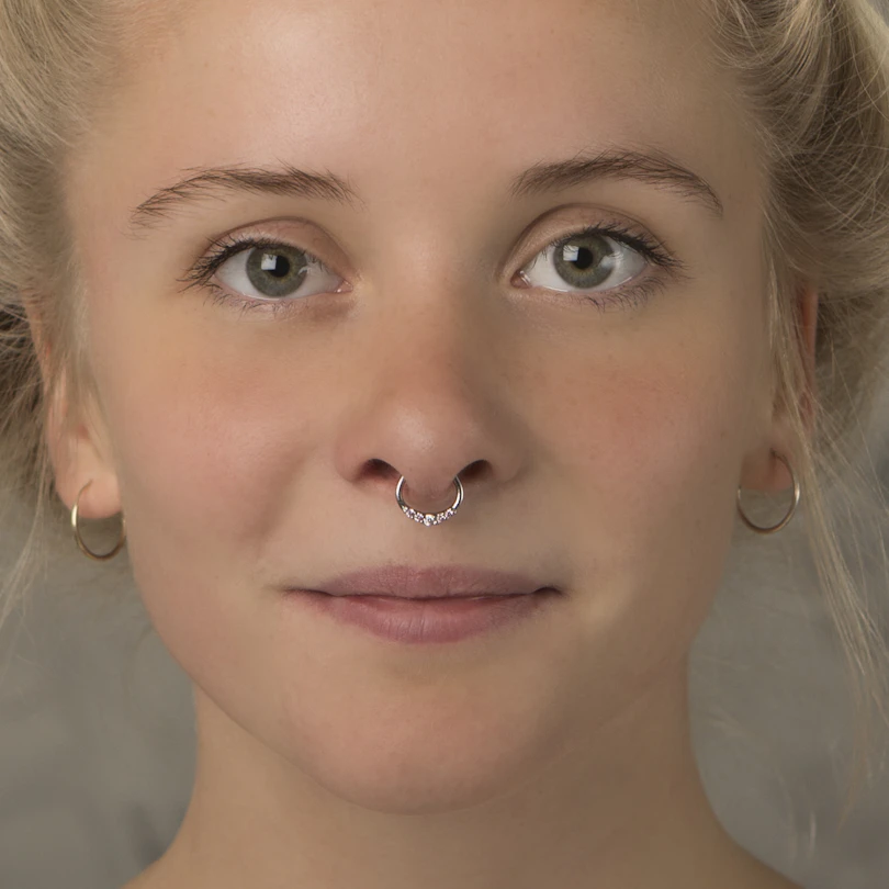Septumpiercing med fem sten