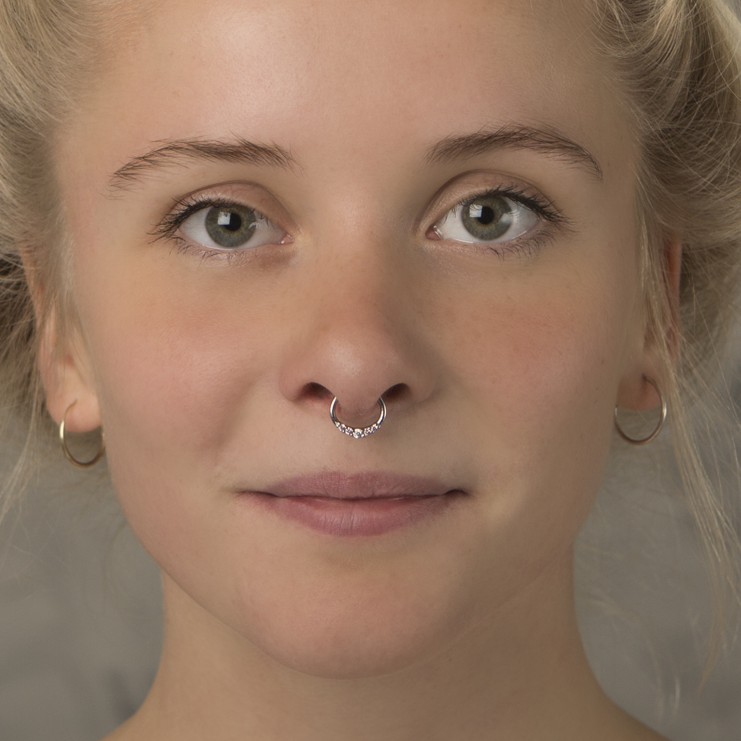 Septumpiercing med fem sten