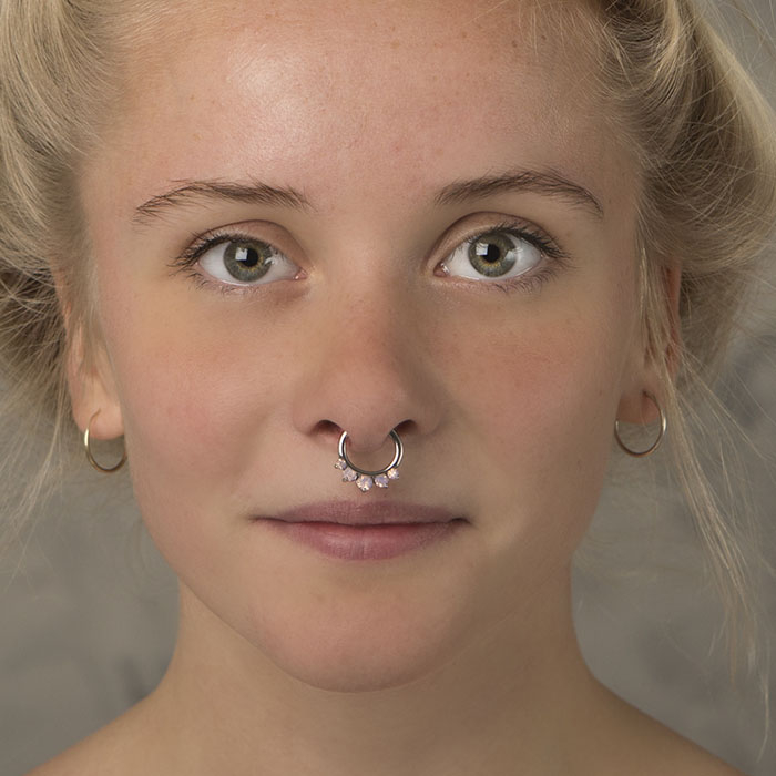 Septumpiercing med store opalitesten