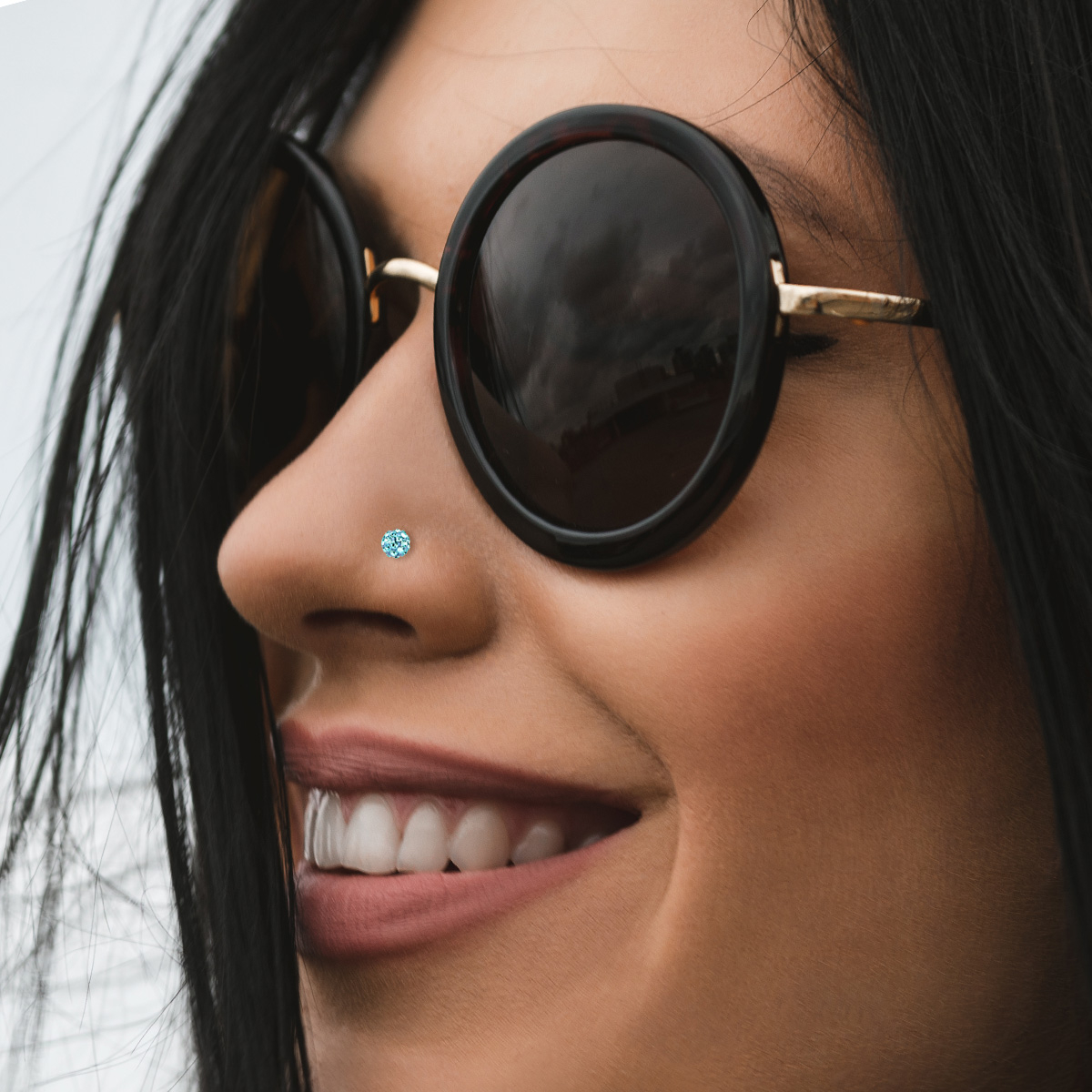 Næsepiercing med mange sten