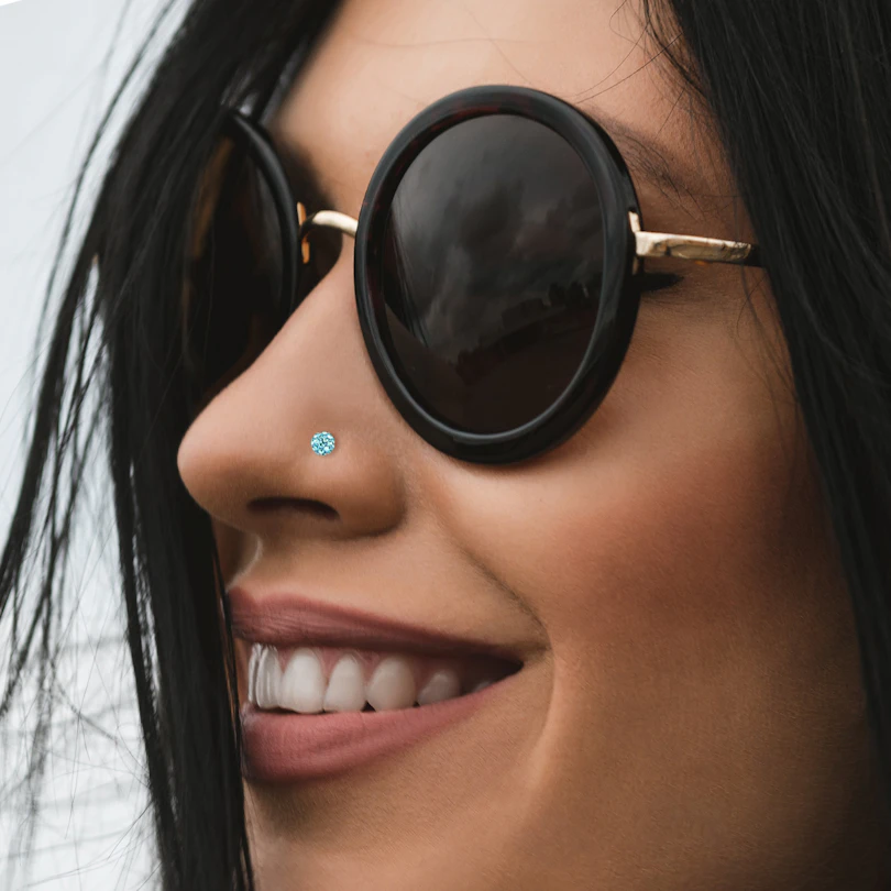 Næsepiercing med mange sten