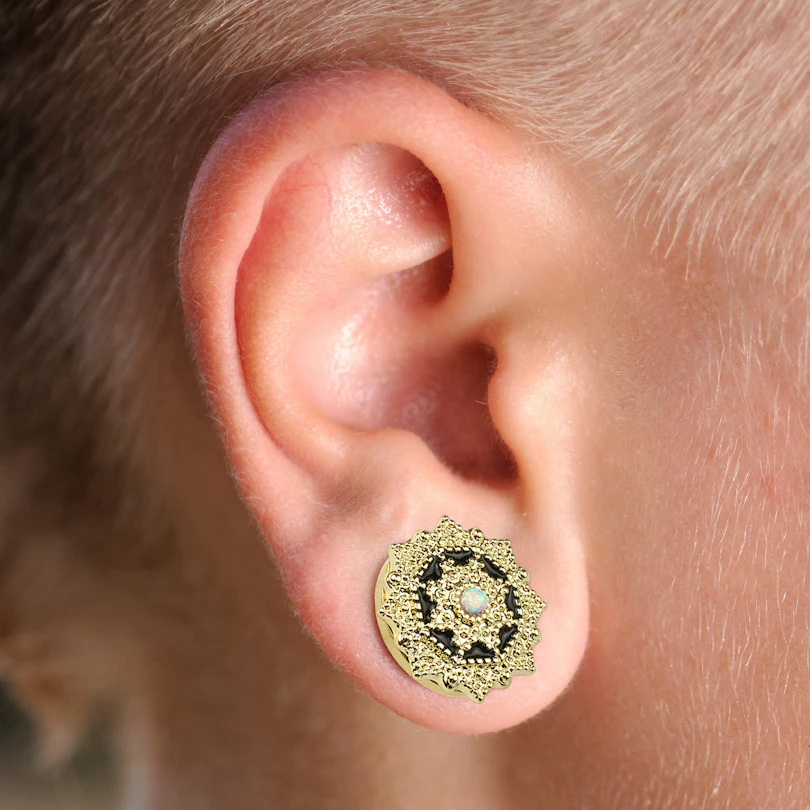 Plug med detaljeret front og opalsten