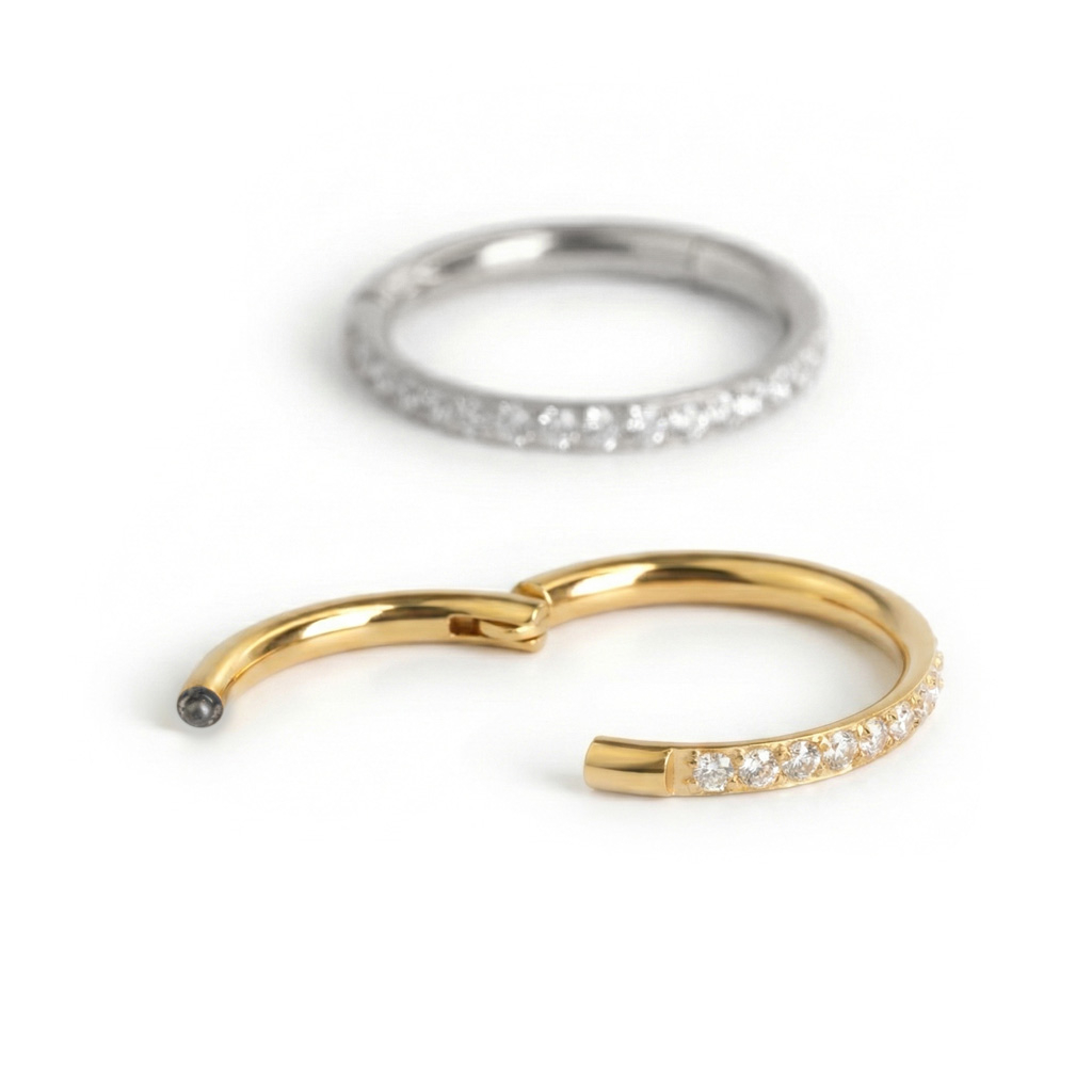 Ring af kirurgisk stål med hængsel og sten på siden