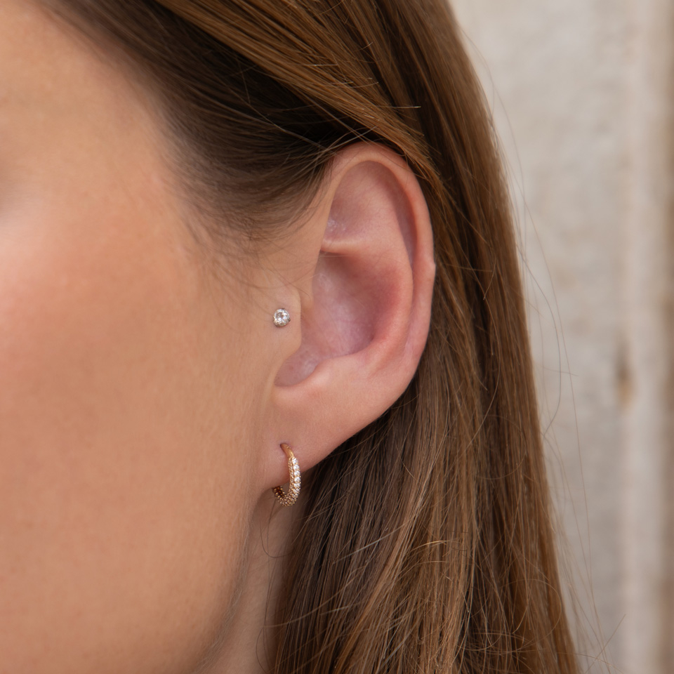 Ring af 14 karat guld med hængsel og sten på front og siderne