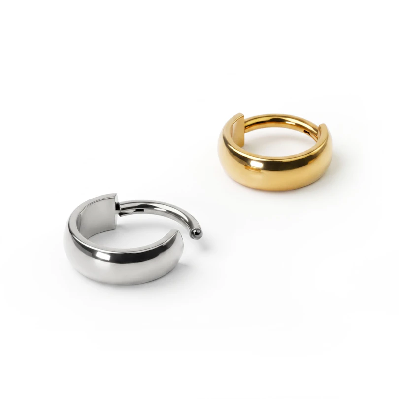 Hængslet segmentring af titanium med stor, udadvendt bue