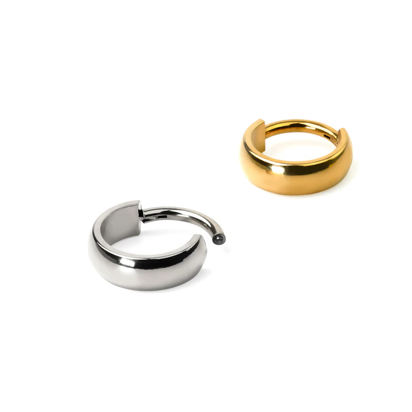 Hængslet segmentring af titanium med stor, udadvendt bue
