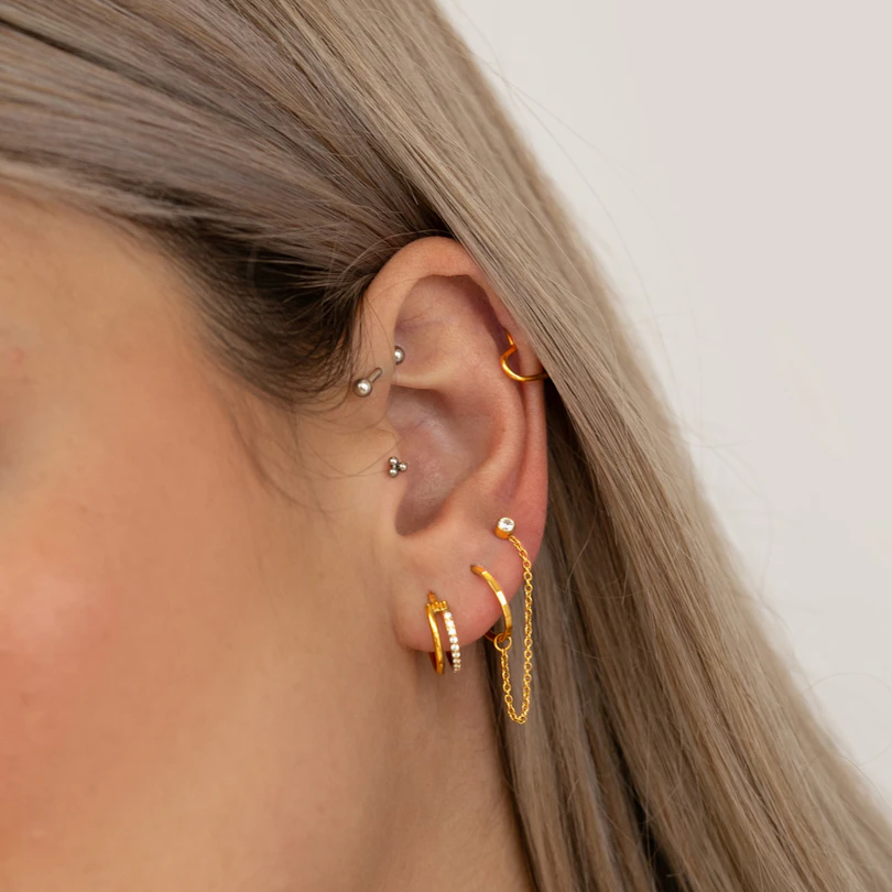 Elegant titaniumring med facetter