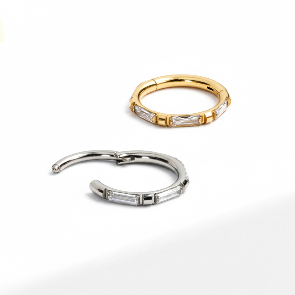 Titaniumring med baguette-skårne sten