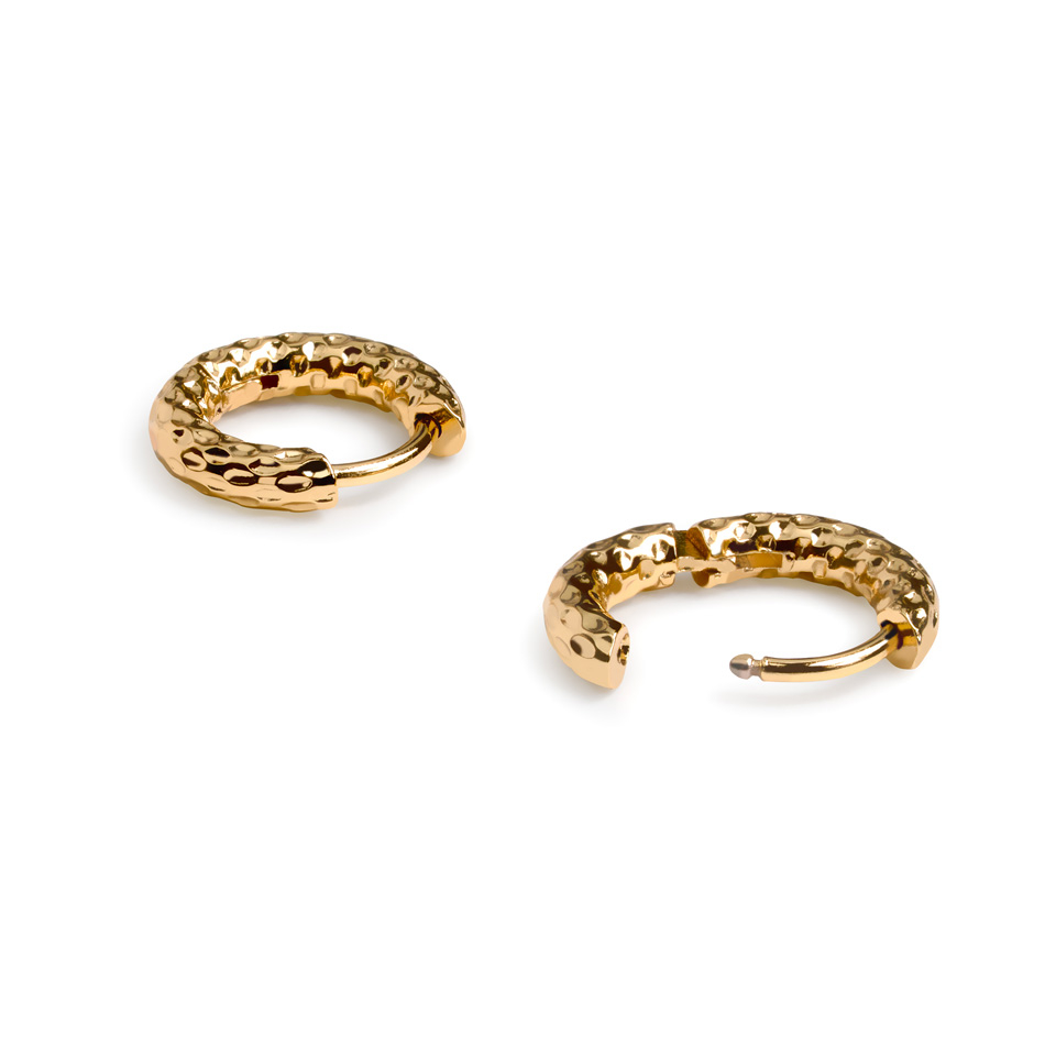 Par af hammerslåede huggie-øreringe