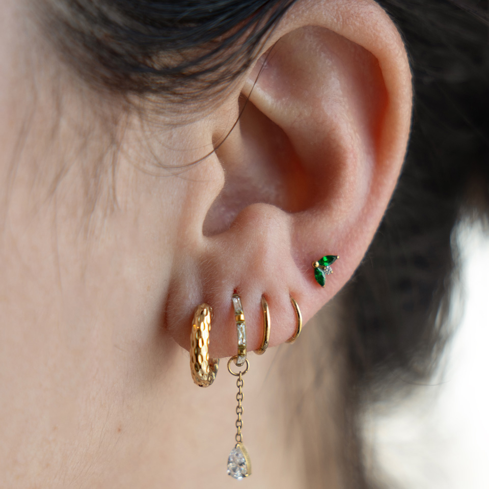 Par af hammerslåede huggie-øreringe