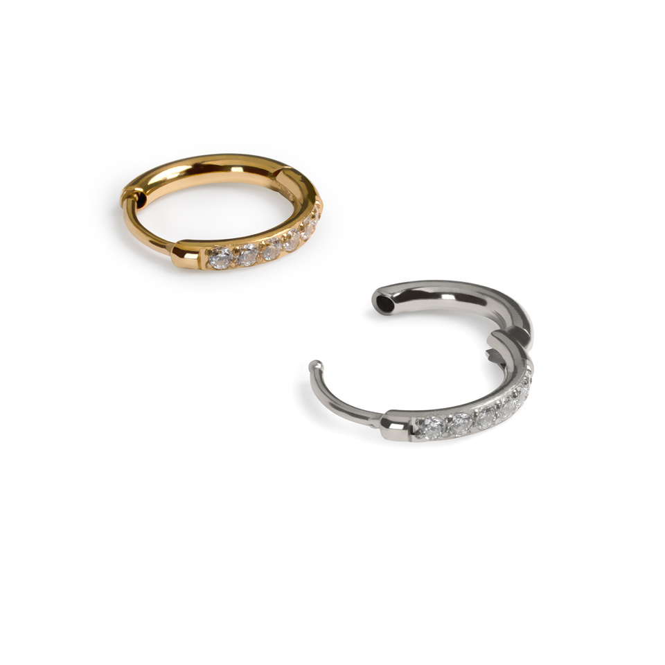 Par af huggies af kirurgisk stål med sten