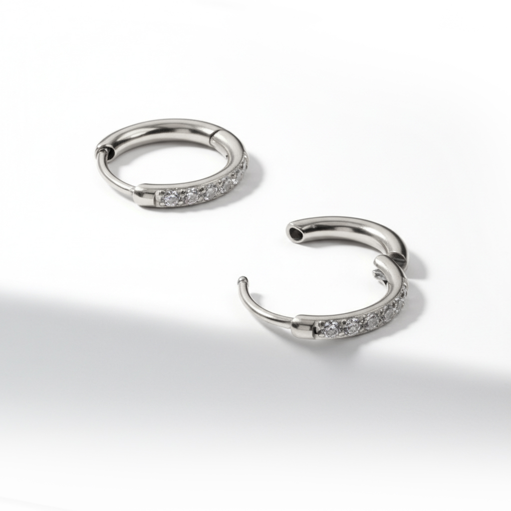 Par af huggies af kirurgisk stål med sten