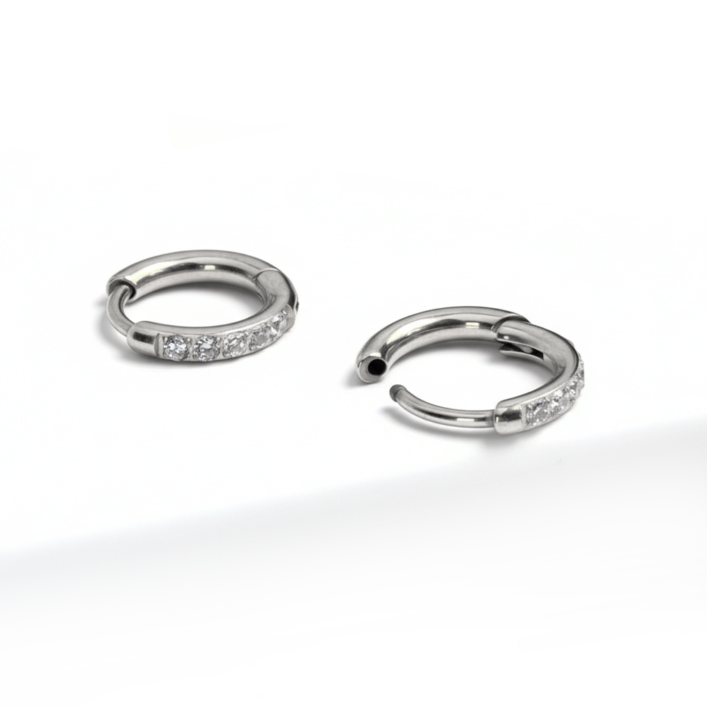 Par af titanium-huggies med sten