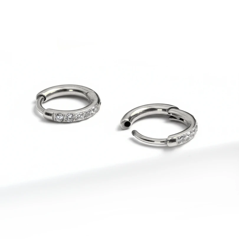 Par af titanium-huggies med sten