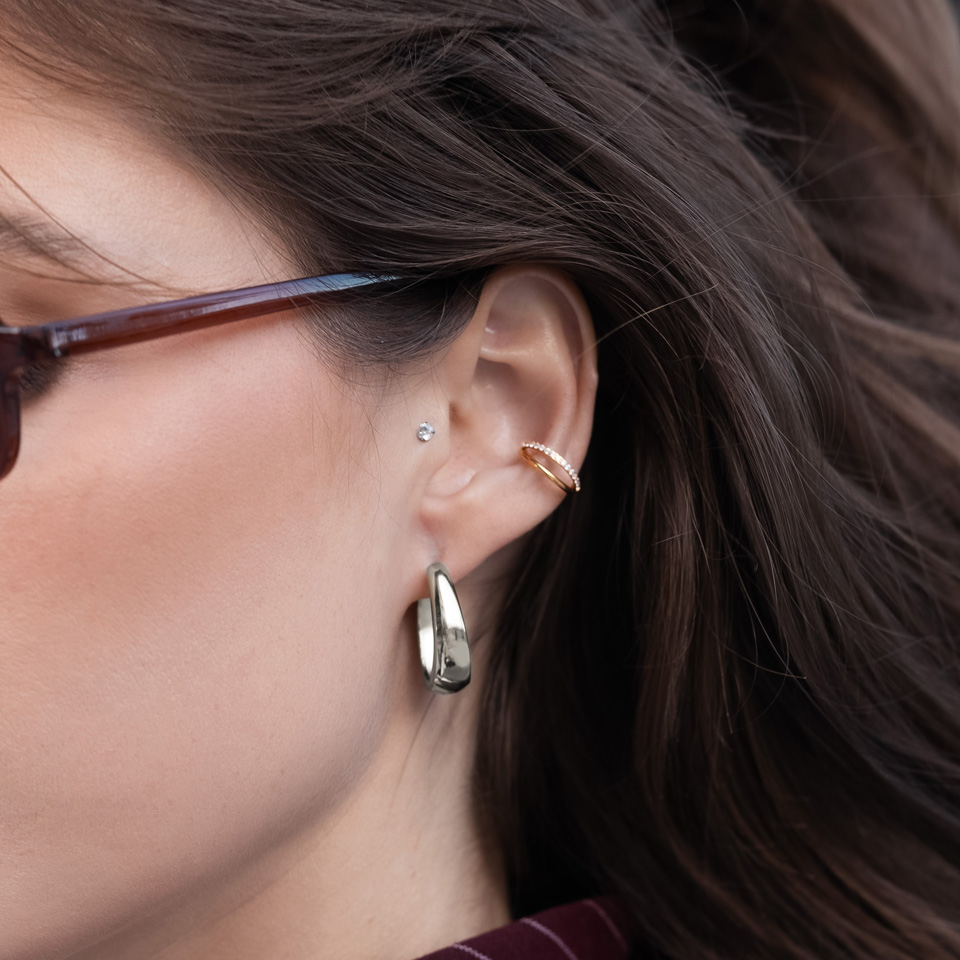 Dobbeltring af titanium med sten på den ene bue