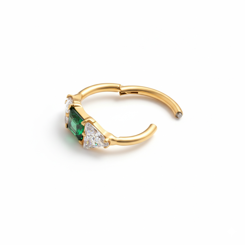 Titaniumring med grøn sten i midten