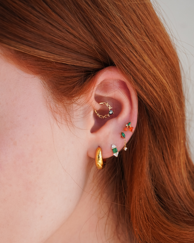 Titaniumring med grøn sten i midten