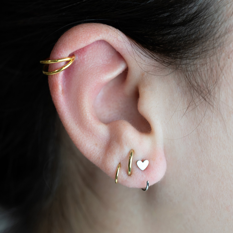 Åben titaniumring med hjerte