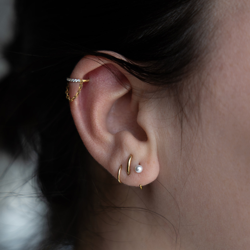 Åben ring af titanium med perle