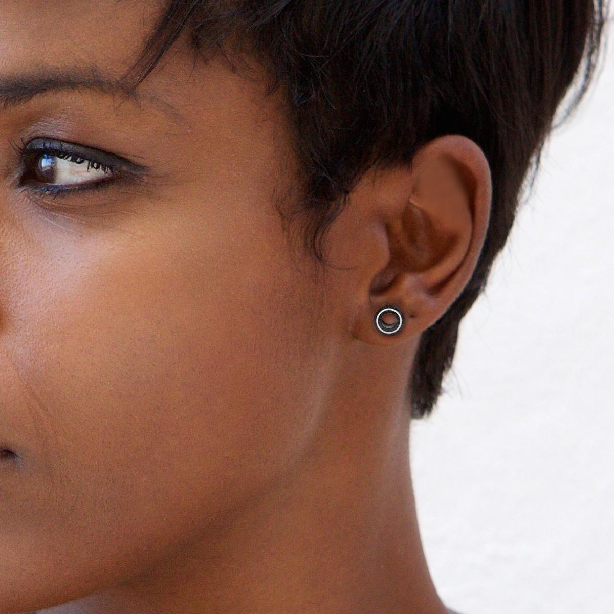 Sort tunnel af horn med hvid ring