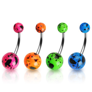 Navlepiercing med sorte pletter