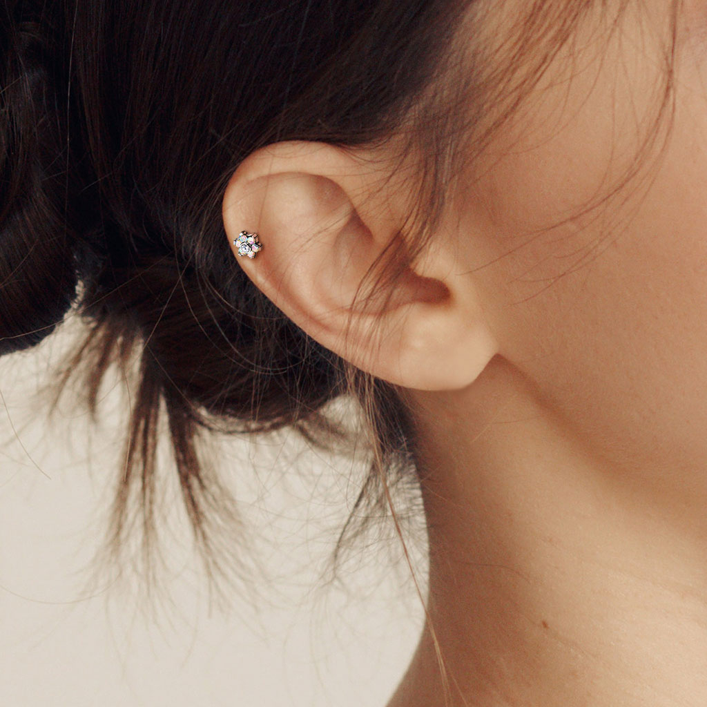 Labret af titanium med push-in blomst af sten