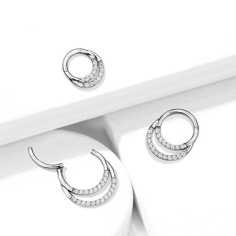 Ring af titanium med hængsel og dobbelt stenrække