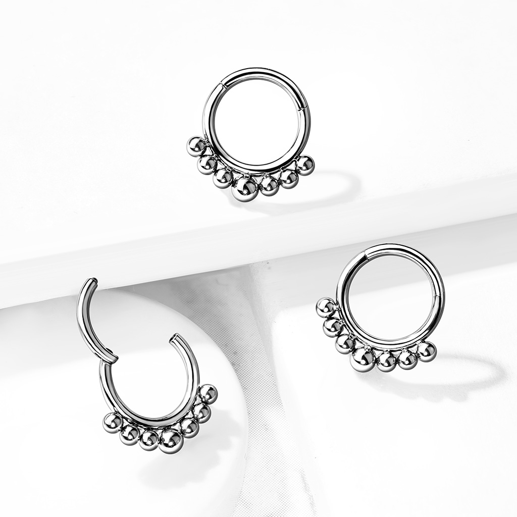 Ring af titanium med hængsel og små kugler