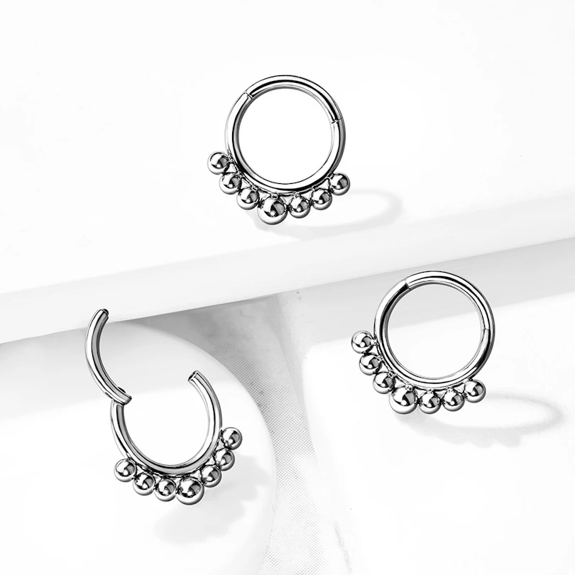 Ring af titanium med hængsel og små kugler