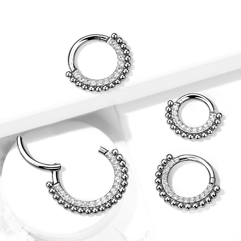 Hængslet ring af titanium med sten og små kugler