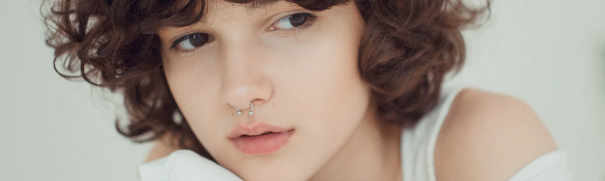 Forstå Septum-Piercinger: Smerte, Procedure, Smykkevalg